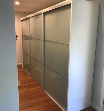 5127-ClosetbehindSlidingDoors-02
