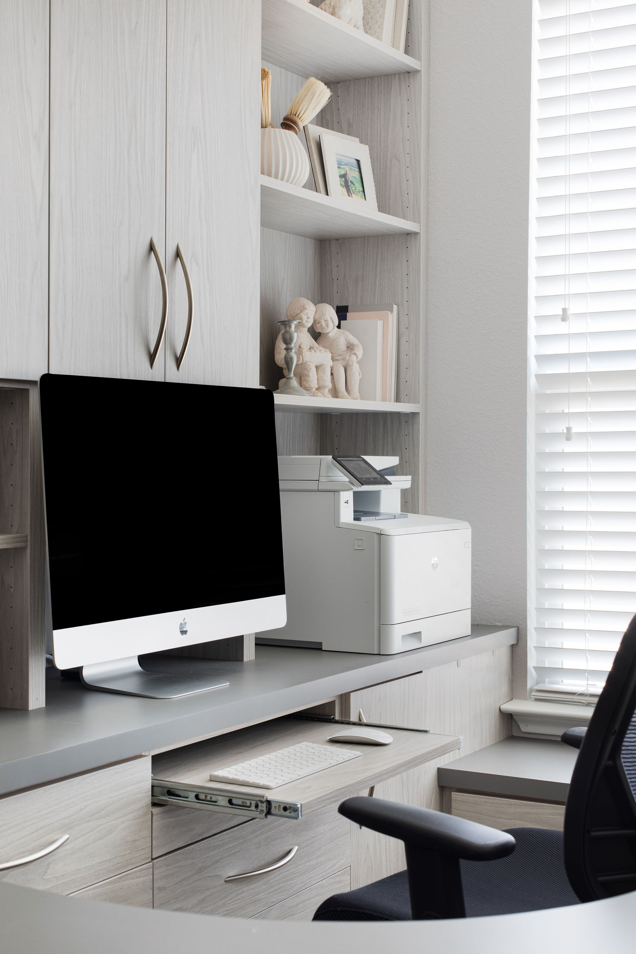 Maximize space with our Home Office. Work from home effortlessly, combining functionality and style. Discover versatile solutions for small spaces. Consider a home office design today!