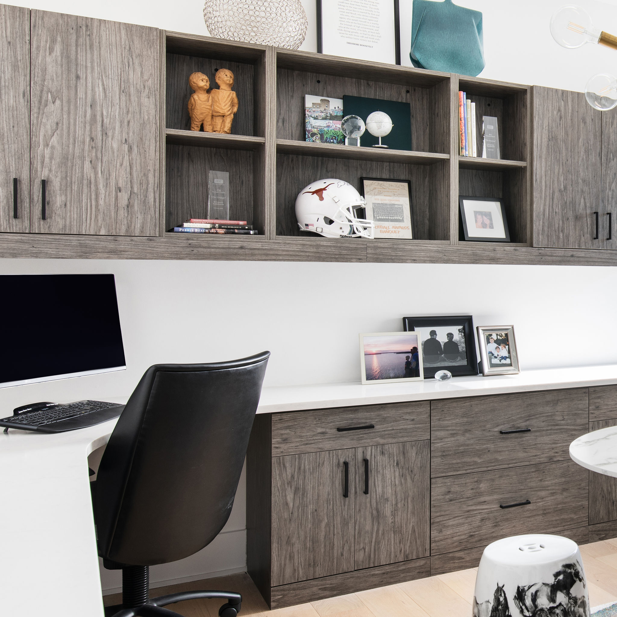 Maximize space with our Home Office. Enjoy a luxury home office and work from home effortlessly, combining functionality and style. Discover versatile solutions for small spaces. Consider a home office design today!