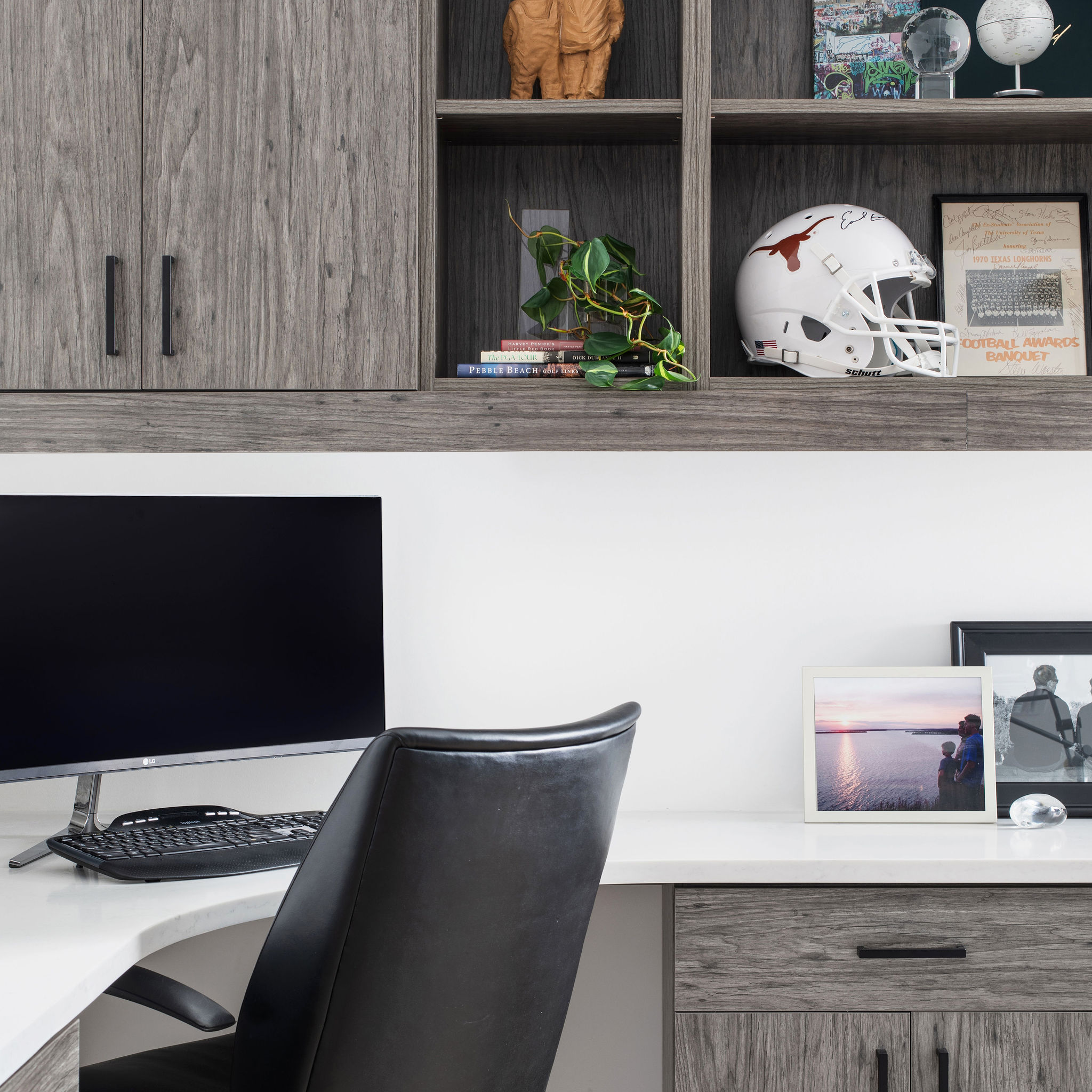 Maximize space with our Home Office. Enjoy a luxury home office and work from home effortlessly, combining functionality and style. Discover versatile solutions for small spaces. Consider a home office design today!