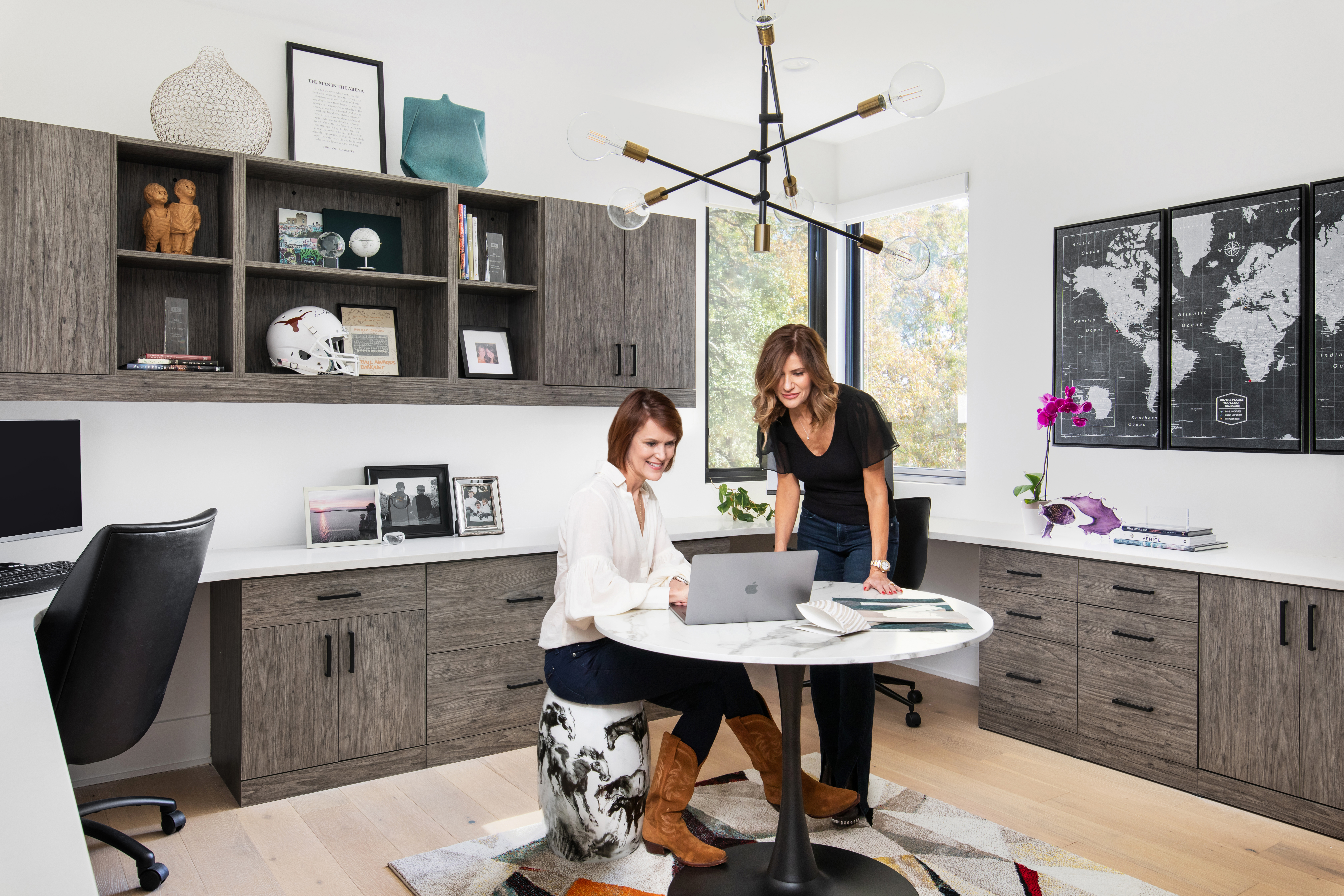 Maximize space with our Home Office. Enjoy a luxury home office and work from home effortlessly, combining functionality and style. Discover versatile solutions for small spaces. Consider a home office design today!