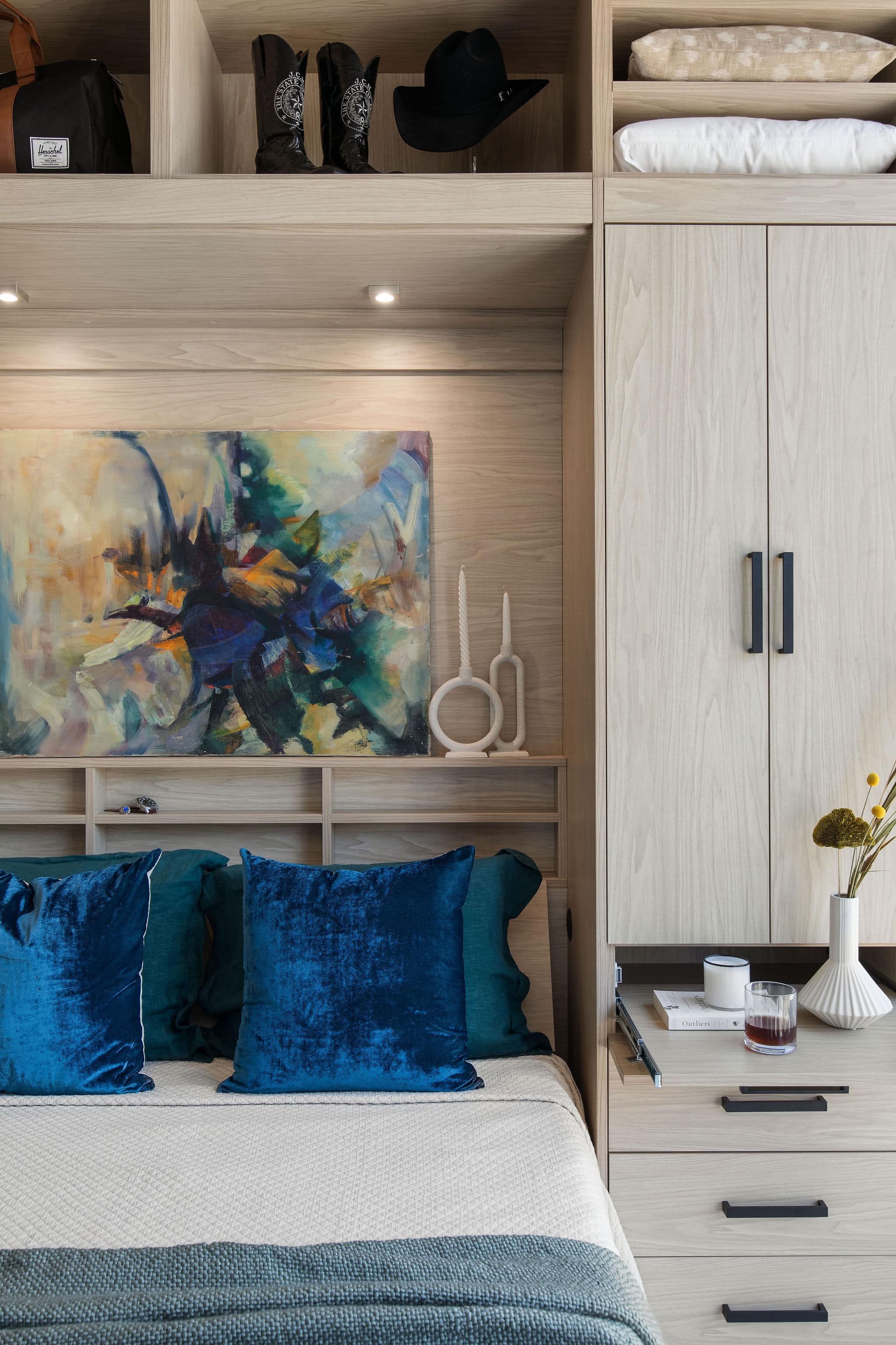 Panel_Bed_Casting_1st_Light_1_Web Res Maximize space with our panel bed and side cabinets. Transform your room effortlessly from day to night, combining functionality and style. Discover versatile solutions for small spaces. Explore our Panel bed collection now!