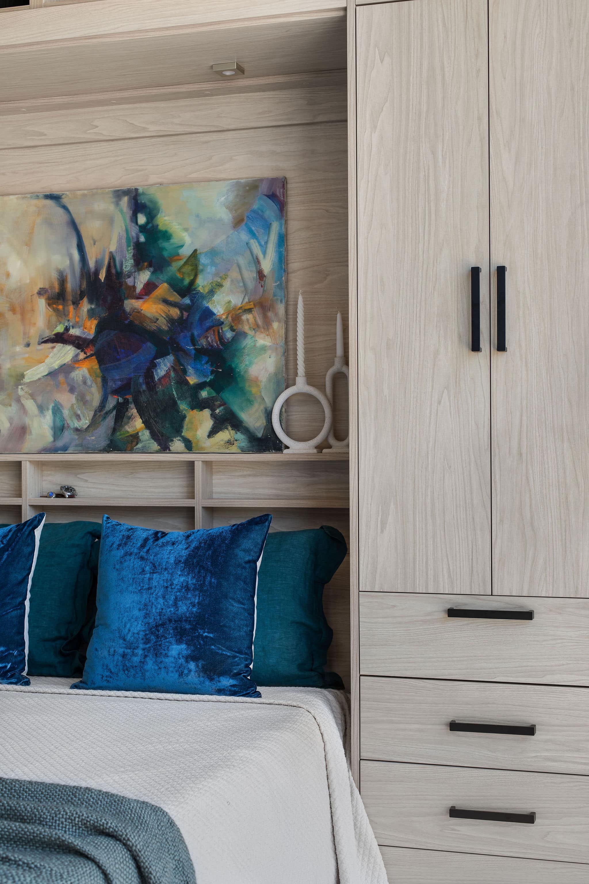 Panel_Bed_Casting_1st_Light_3_Web Res Maximize space with our panel bed and side cabinets. Transform your room effortlessly from day to night, combining functionality and style. Discover versatile solutions for small spaces. Explore our Panel bed collection now!
