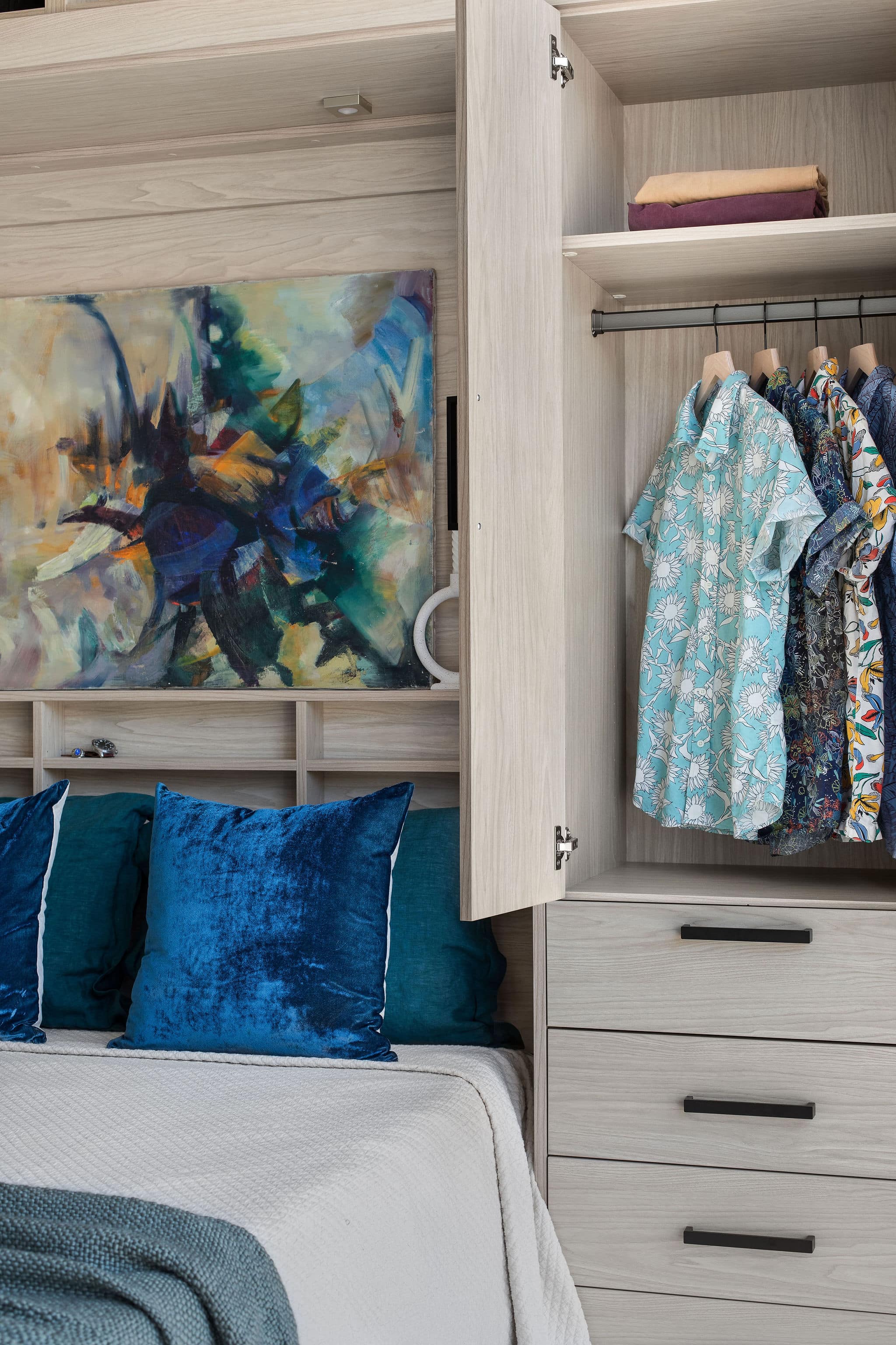 Panel_Bed_Casting_1st_Light_4_Web Res Maximize space with our panel bed and side cabinets. Transform your room effortlessly from day to night, combining functionality and style. Discover versatile solutions for small spaces. Explore our Panel bed collection now!